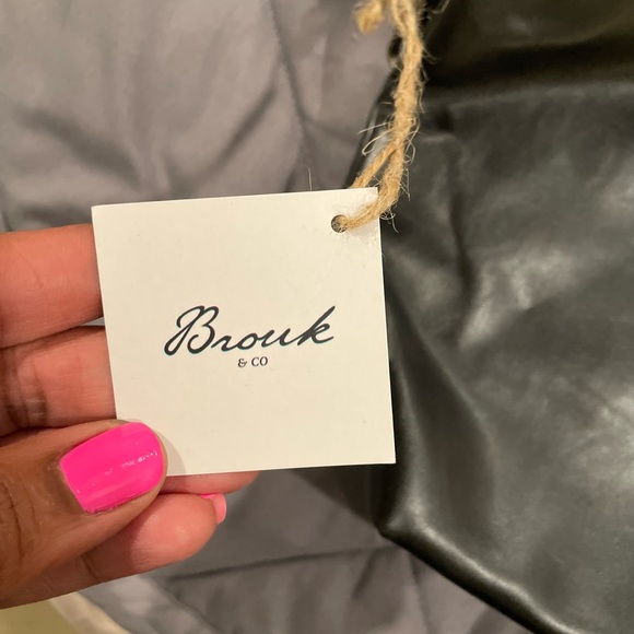 NWT Toiletry case - Picture 2 of 11